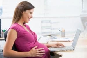 Femme enceinte au travail