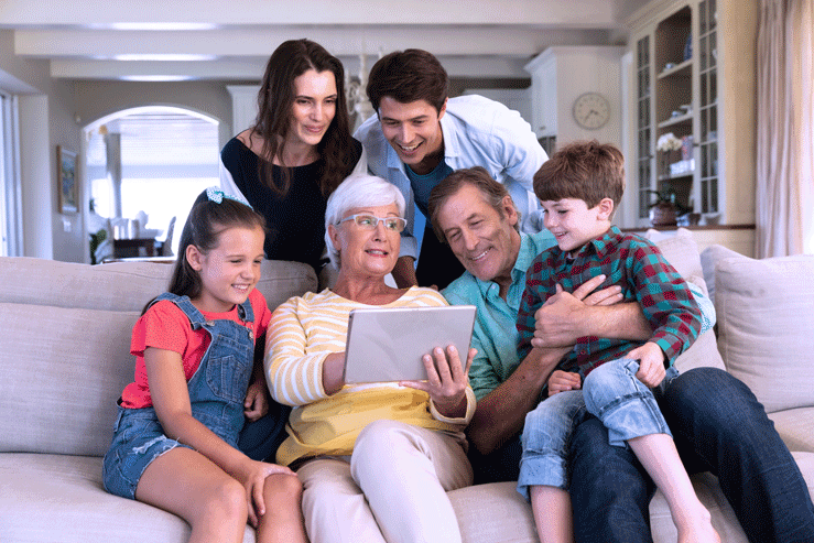 Famille avec enfants vérifiant sur la tablette le montant des subisdes dont elle a le droit