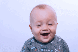 Bébé garçon riant devant l'objectif-
