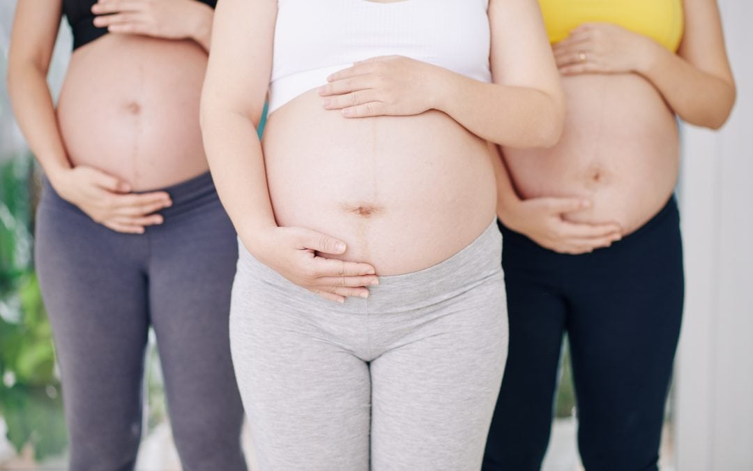 Trois femmes enceintes tenant leur ventre rond