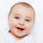 Bébé souriant assuré à l'assurance prénatale